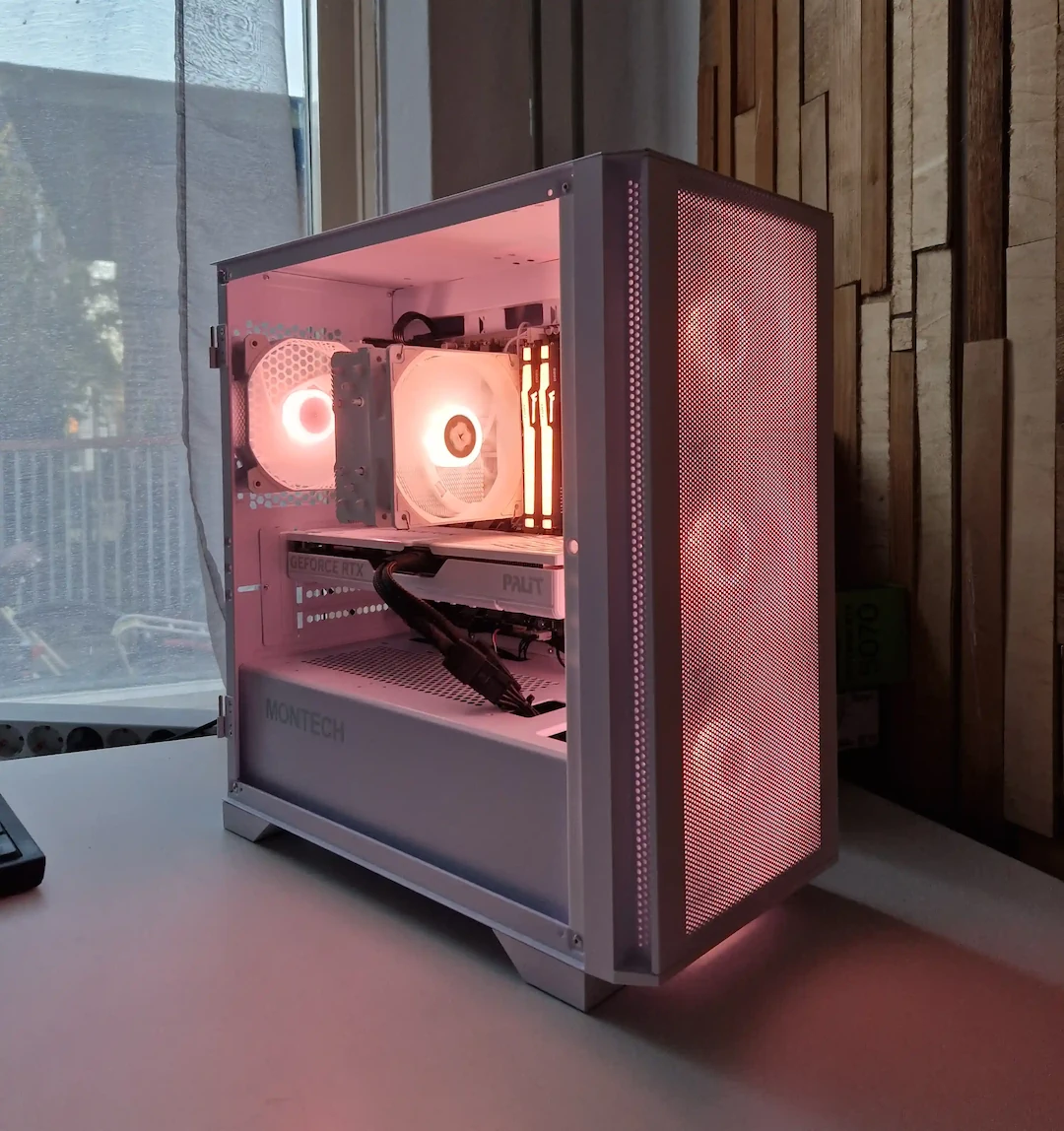 Witte gaming-pc op de werktafel waar ik PC's bouw en configureer